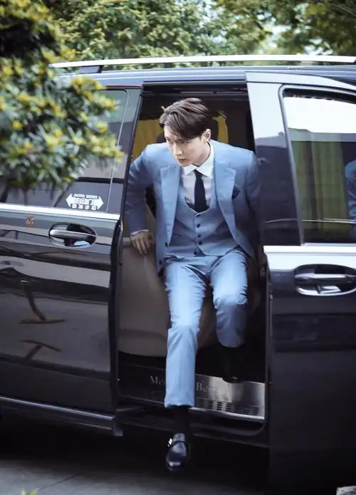 张艺兴坐三轮车不忘凹造型,网友表示坐出了跑车的感觉,霸总本人_节目