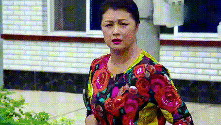 按剧情黄世友是第一次遇见谢大脚,但谢大脚看他却是久别重逢啊!