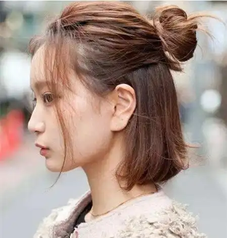 05苹果头也很适合短发妹子扎呢,将刘海或是头顶小部分头发扎成一个小
