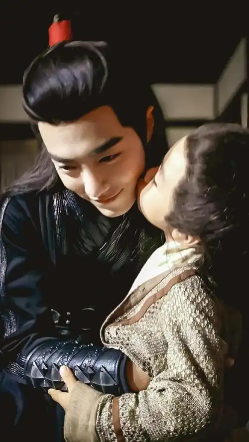 原创肖战vs王一博抱阿苑,看到肖战抱阿苑,网友:我承认我嫉妒了!