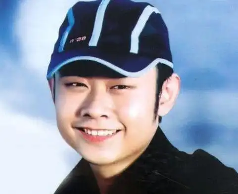 说起刀郎可能很多年轻的朋友都不知道,确实这位歌手,现在几乎不怎么