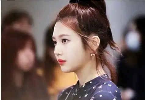 女生无刘海高扎马尾辫发型固定在发顶上的扎发马尾辫发型,鬓角和发际