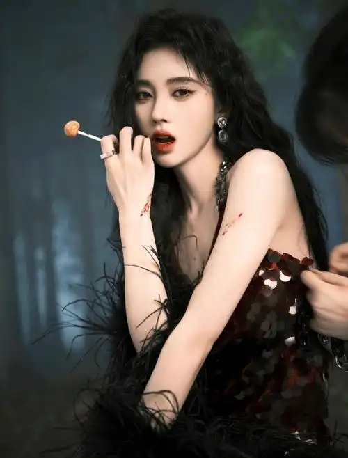 原创鞠婧祎28岁生日2组写真甜美可人的小兔子与吸血鬼造型惊艳