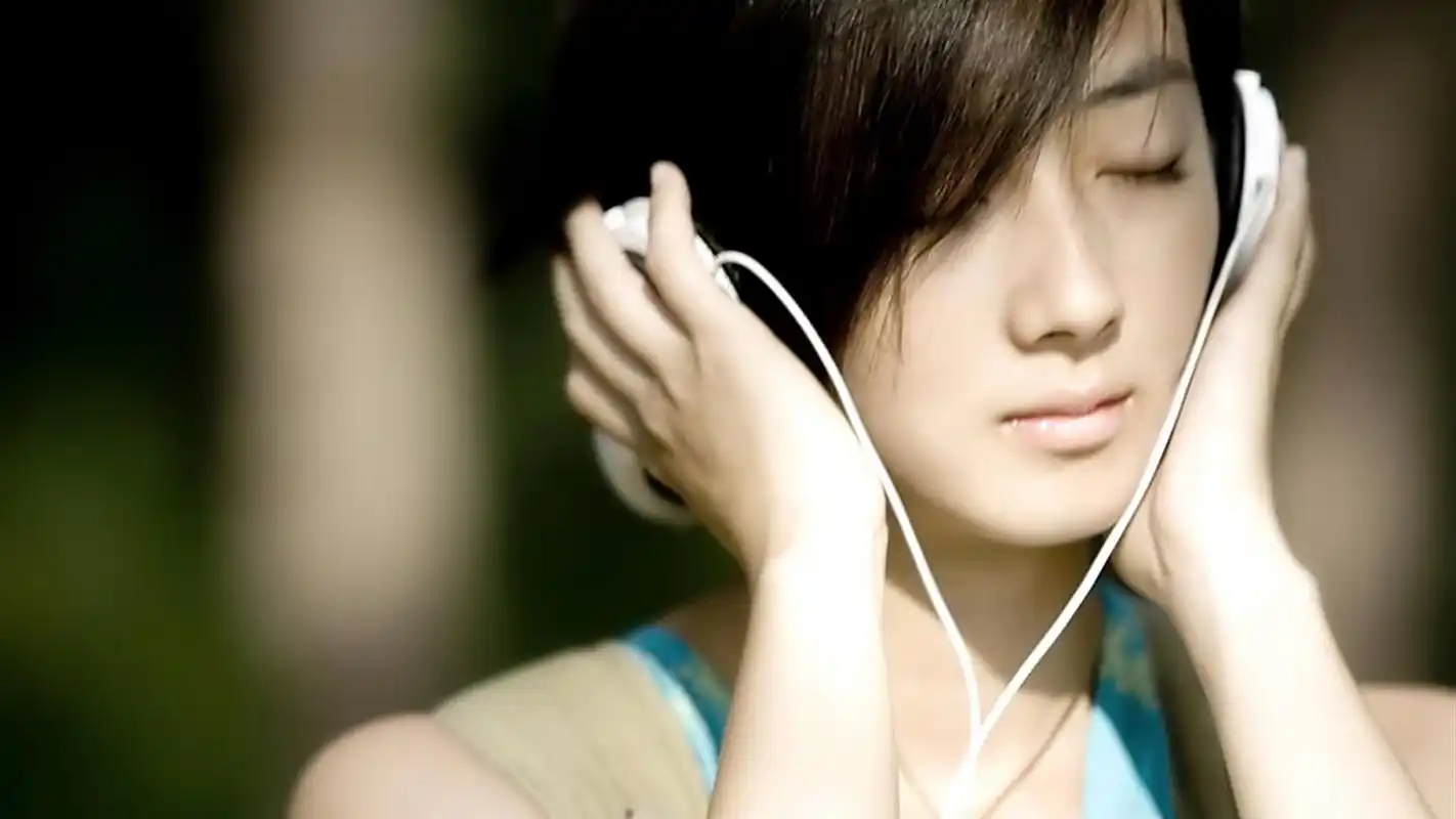 小镁的高清壁纸有很多的~~其实你到百度去搜索一下"桂纶镁高清壁纸"