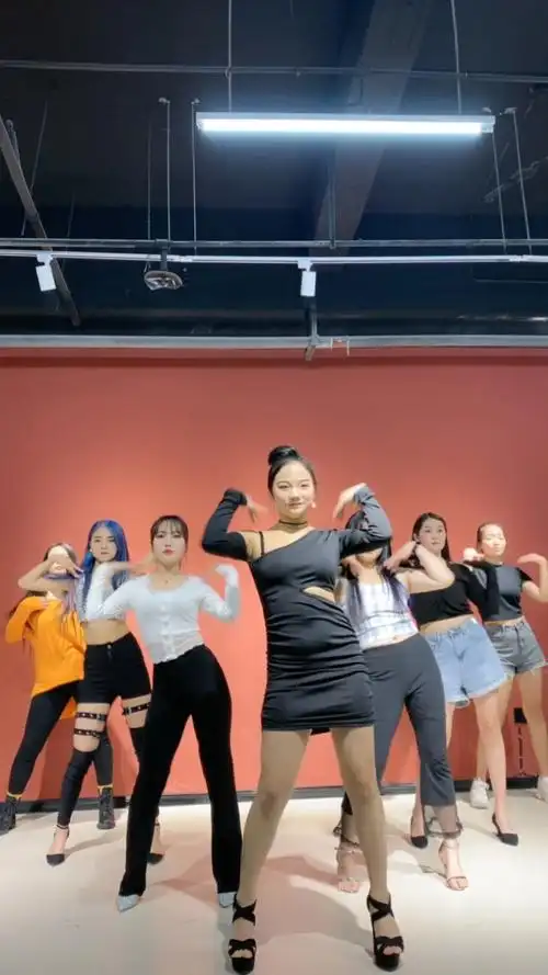 成人零基础酒吧领舞来咯,舞蹈动作简单随性,出去聚会 嗨歌必不可少的