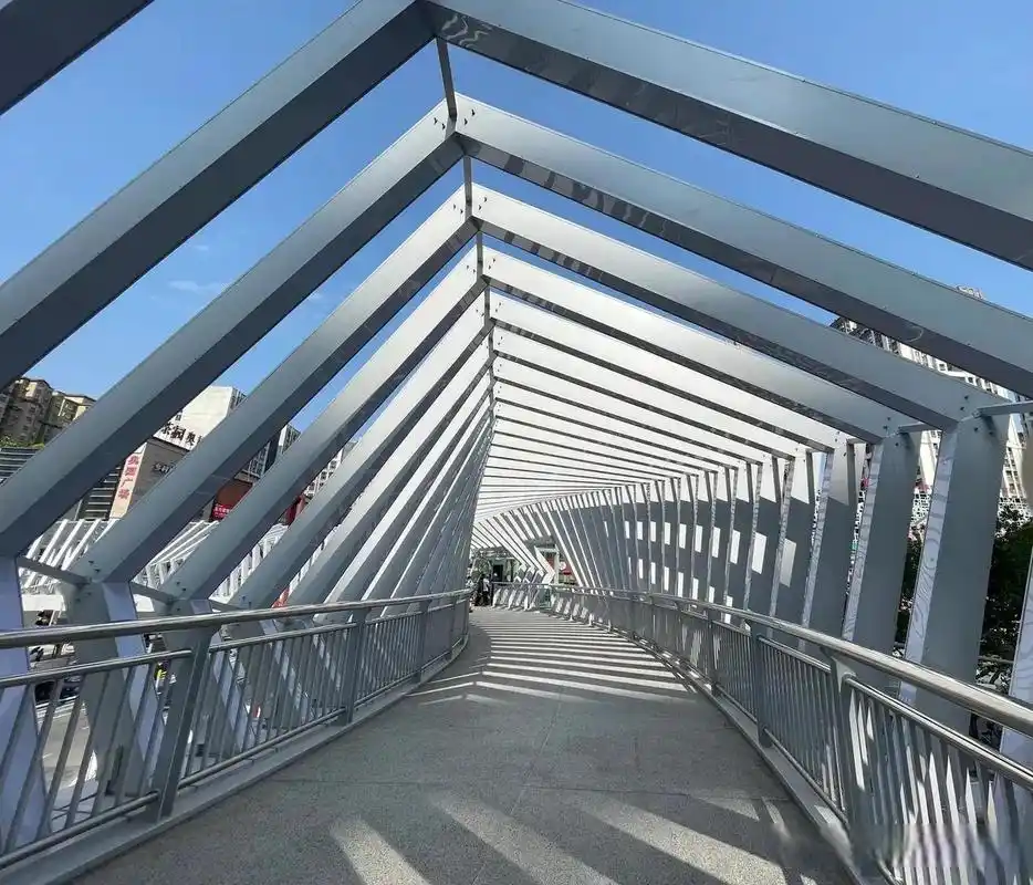 重庆茶园新区的网红人行天桥,大家觉得好看吗?