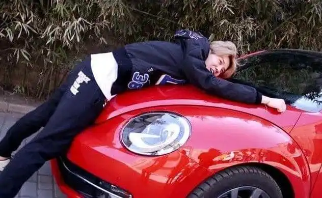 鹿晗开着豪车却是这个形象,网友:你是来搞笑的吧!