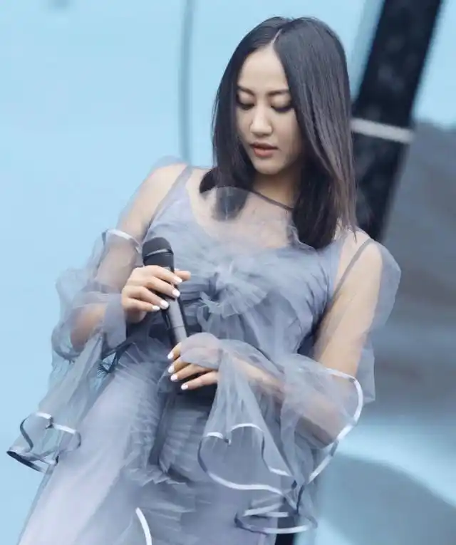 原创陈粒不仅唱歌好听穿搭更是有个性黑黄皮美得很有味道