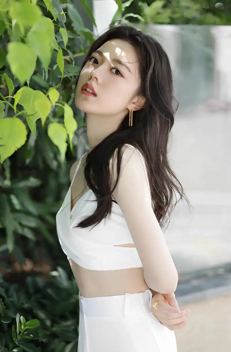 刘海往眉头方向的c型弧度,整体看起来更有轻盈,清新的校园感!用赵今麦