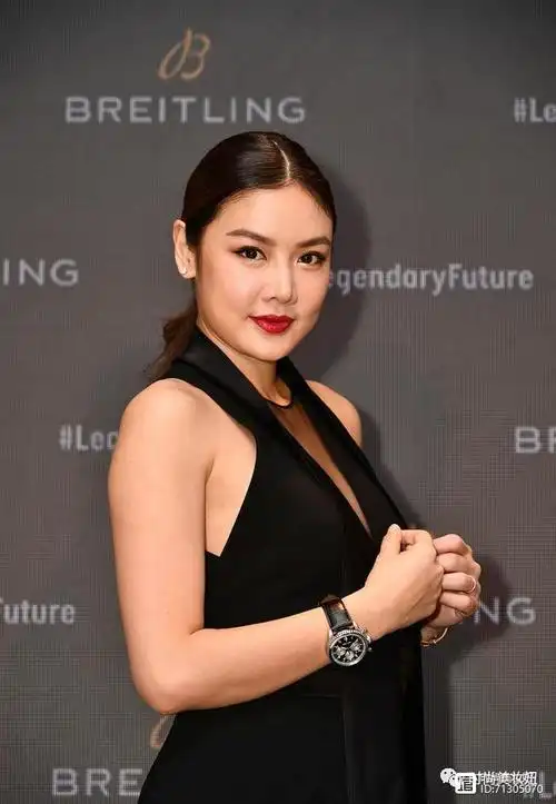 乐基儿在长相上其实非常精致,眼睛鼻子的轮廓十分鲜明,非常立体,但是