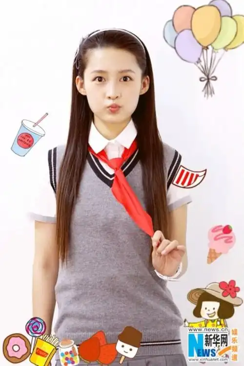 李沁清纯校服庆六一 嘟嘴卖萌童趣十足