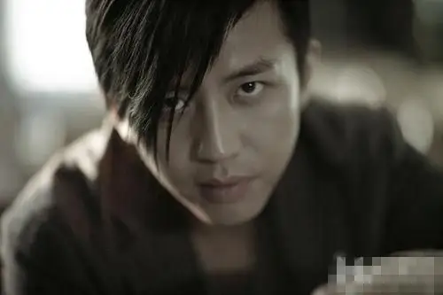 邓超拍摄怀旧写真 叼烟展露颓废气质