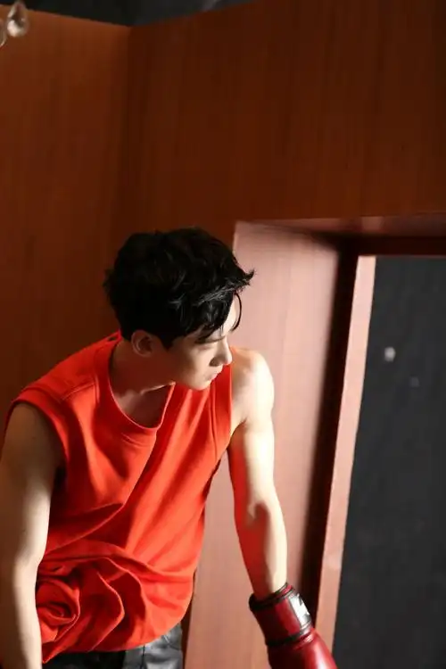 白敬亭二登芭莎男士封面##白敬亭低保真复古大片