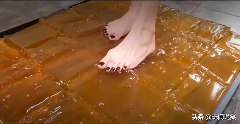 真是可惜了这三位美女的小脚丫了,这胶水清除时肯定很酸爽!