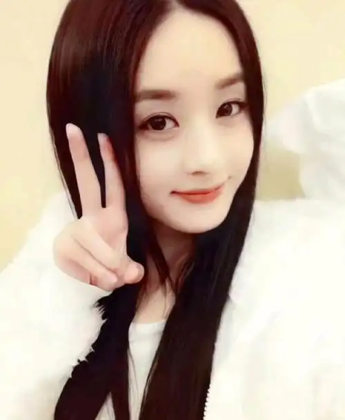 大家都了解现在的赵丽颖,但是你还记得刚出道时候的丽颖长什么样子吗?