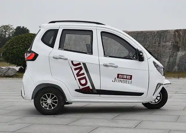 今天分享的这款电动三轮车是保罗骑士h1,流线型的造型让风阻更小,前脸