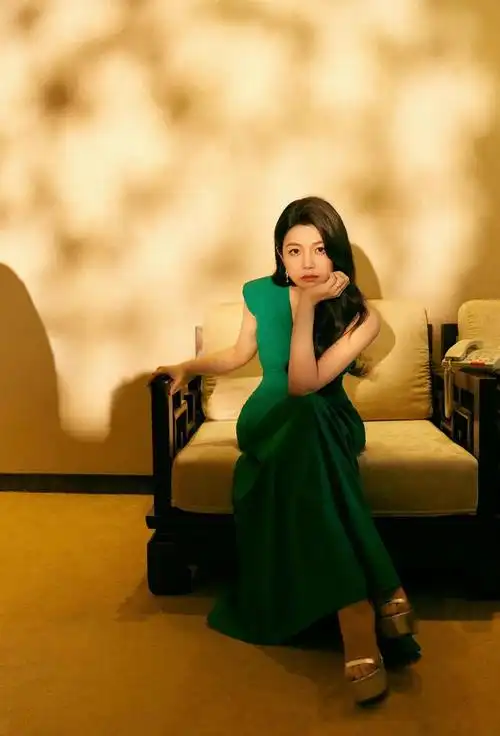 提起陈妍希这位女明星,想必大家都不陌生吧,当面凭借一部《那些年