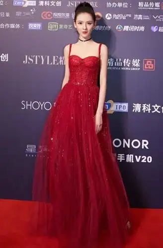 张予曦穿红色礼服裙亮相, 透露着精致与优雅, 仙女又下凡了吗?