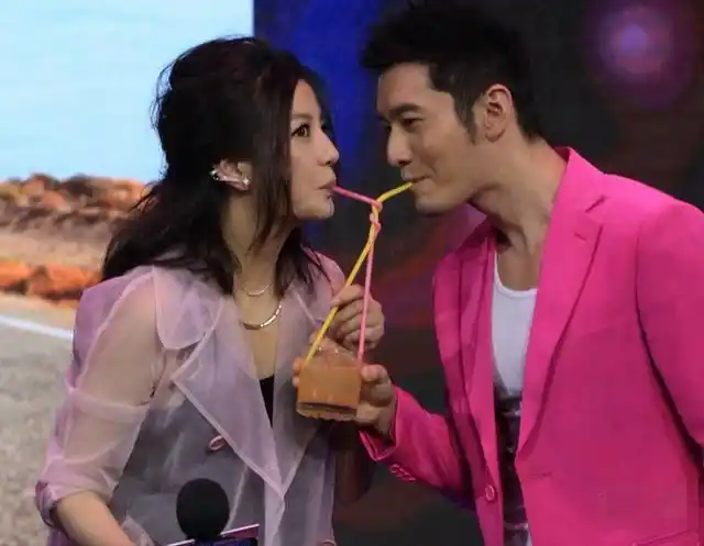 时隔多年赵薇终于说出与黄晓明的关系不一般网友杨颖吃醋了