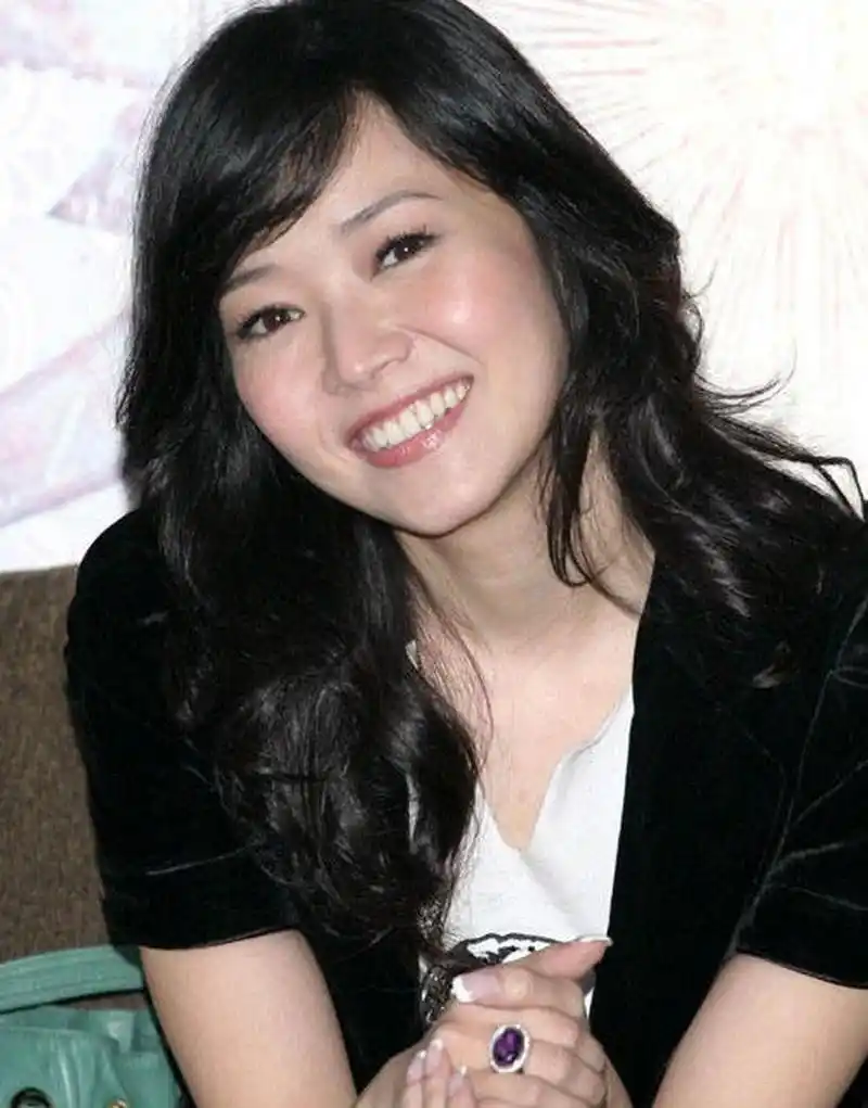 侯佩岑年轻时真的是太漂亮了,清纯但感觉又很妩媚,难怪连天王周杰伦都