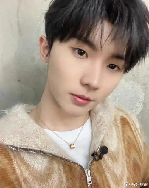 马嘉祺穿西装吃饭套塑料围裙