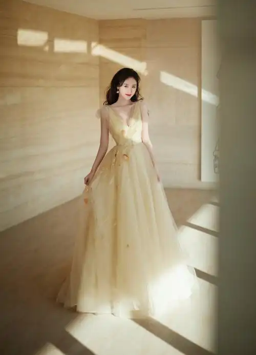 【1.19 袁冰妍】在和煦的光和作用下,一簇簇的鲜花.