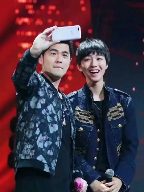 王俊凯工作室 多发爱看##周杰伦演唱会开场以后的王俊凯