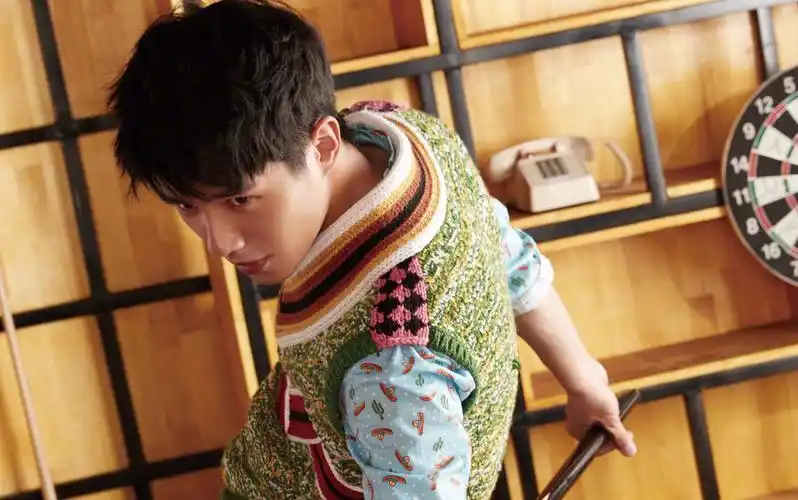 【刘昊然】《gq智族》6月刊腕表别册封面,刘昊然:"会玩"的成熟男人最