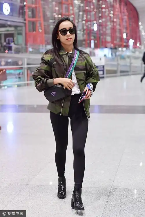 吉克隽逸迷彩飞行夹克搭紧身裤 漆皮高跟靴帅气街头范