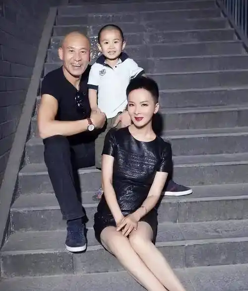 师小红老婆谢兰一场车祸定情婚后生一子日子过得有滋有味