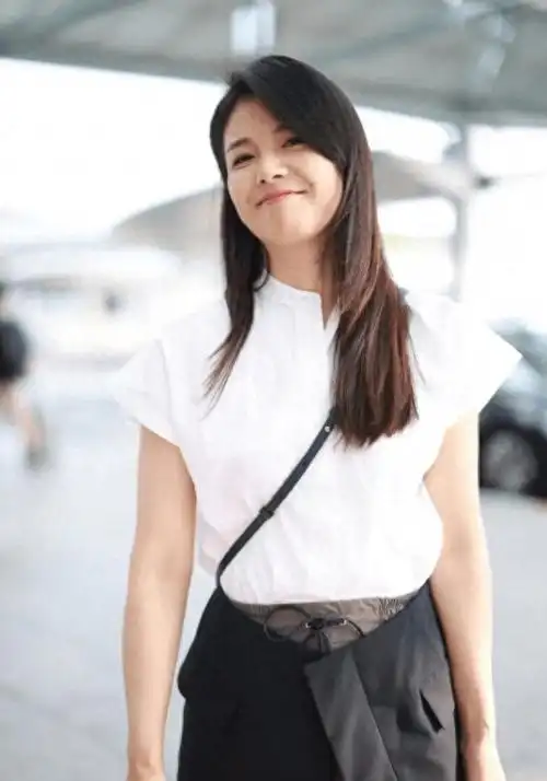 刘涛这审美真一言难尽,穿两条裙子赶时髦,暴露大象腿又显大肚腩_时尚