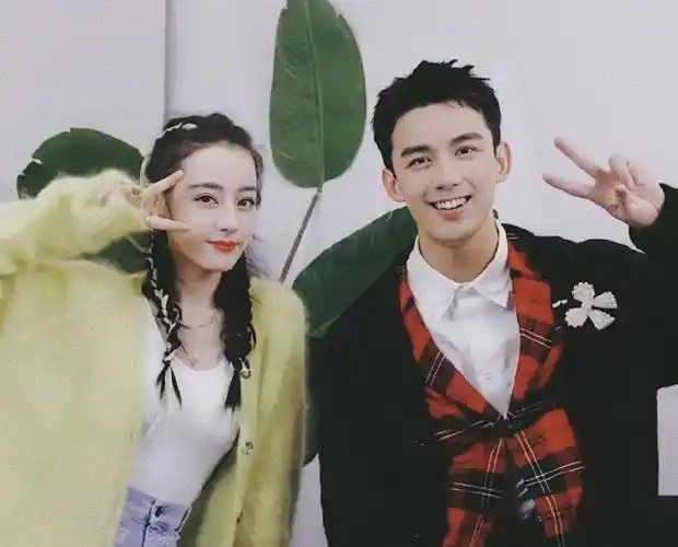 热巴吴磊同台献唱,互动画面被曝出,吴磊看热巴这眼神谁扛得住