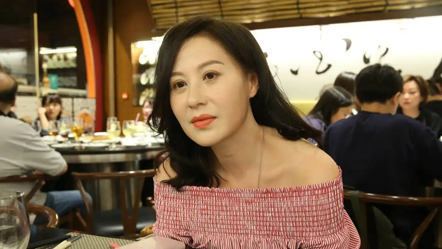 tvb《逆缘》庆功饭局:江欣燕一字肩长裙大方得体,显靓丽气质!