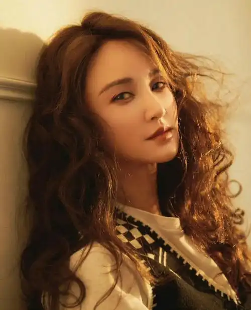 温婉秀雅的张歆艺,端庄大方,青春靓丽的写真照!