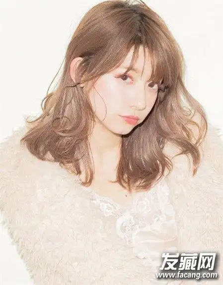 亚麻色的微卷梨花头搭配无辜微醺妆慵懒性感.