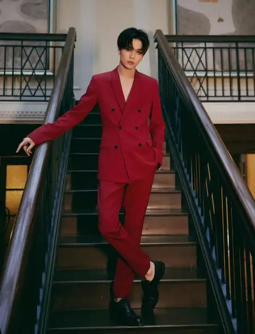 林彦俊红色西装