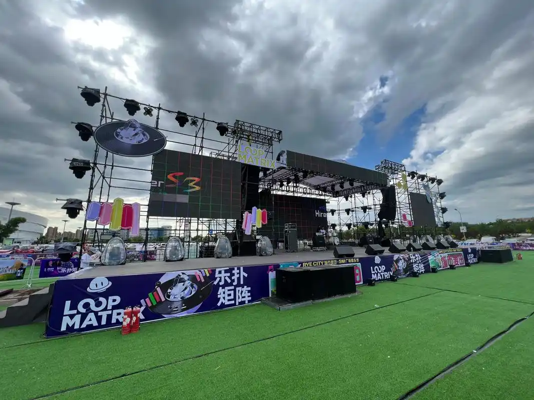 construction[赞同] 演唱会本身以及之前长期进行的舞台搭建等活动