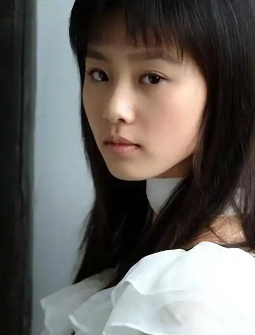 刘诗诗和大多数明星不同的是,她并非科班出身,但她刚一出道就被《月影