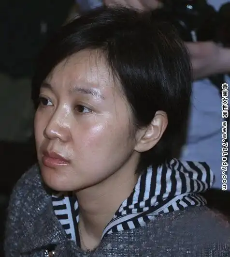 佟掌柜晒素颜照 45岁闫妮素颜照眼袋明显很憔悴(4)