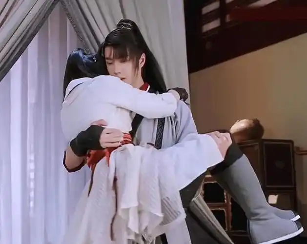 比如说这次在《有翡》中搭档王一博,赵丽颖所饰演的周翡被谢允公主抱