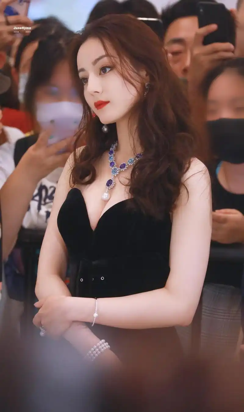 人间尤物热巴活动生图曝光戴华丽珠宝贵气逼人