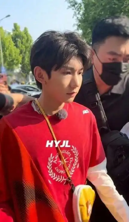 长得玉树临风,却输在"个子矮"上,这5位男星的外形反差太大了|王源