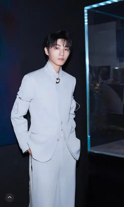 王俊凯新中式穿搭