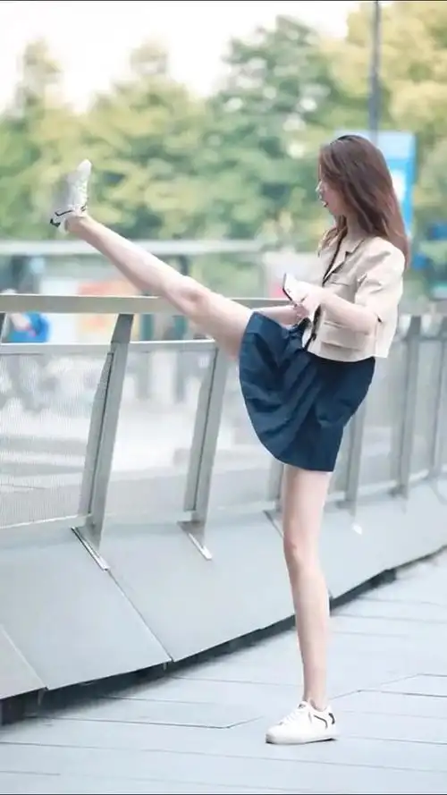 摄影小姐姐走着走着就劈腿了