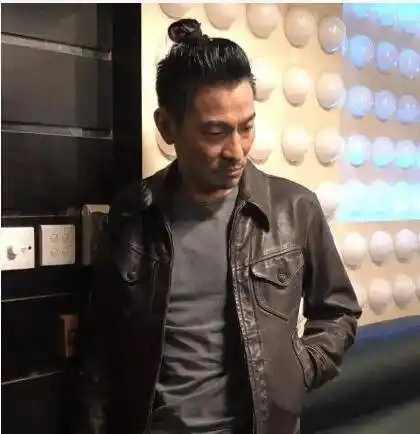 习惯了刘德华的帅气短发没想到扎丸子头的他竟变这样