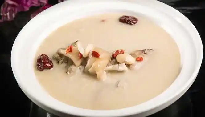 清炖肘子的做法步骤:1,肘子洗干净,剁小块,放葱结,八角,姜片,米酒焯水