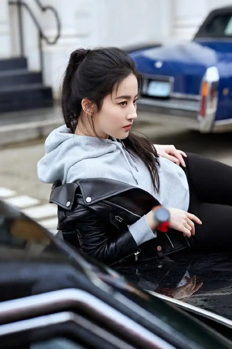 刘亦菲最新街拍造型 酷帅有型!