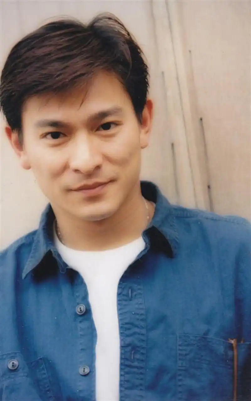 刘德华是一个备受瞩目的华语情歌之王,他的歌曲不仅风靡了大陆,台湾和