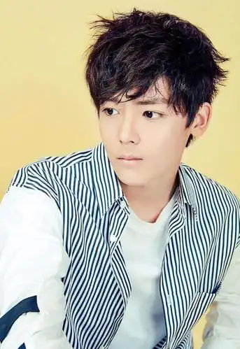 小鲜肉侯明昊帅气写真图片