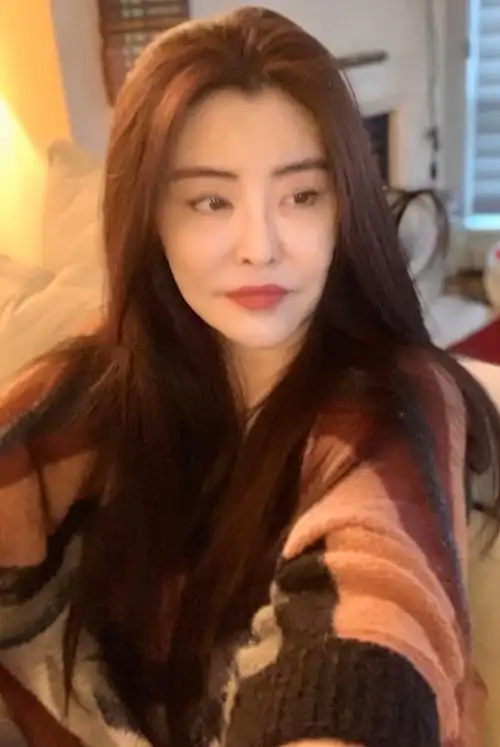 12月24日晚,王祖贤粉丝会在网上分享了一组王祖贤过圣诞节的照片